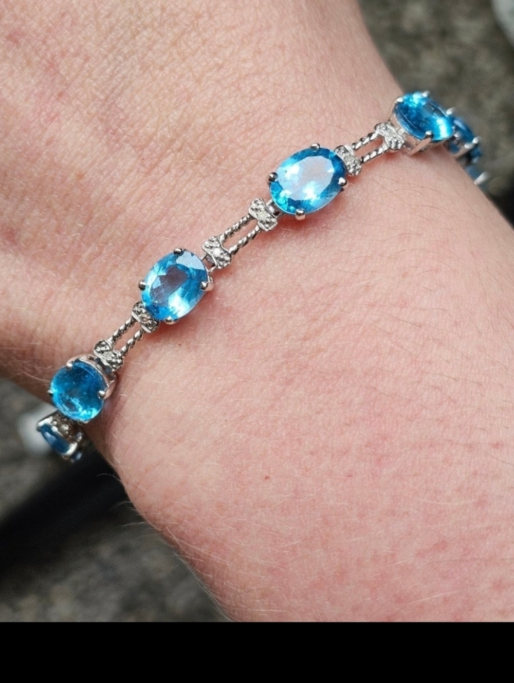 10k blue topaz & diamond bracelet.  Stamped 10k. White gold. Please note: one ti